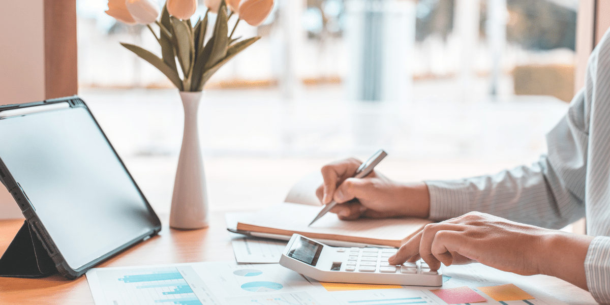 Invoice Factoring vs. Credit Cards: Which is right for your business?